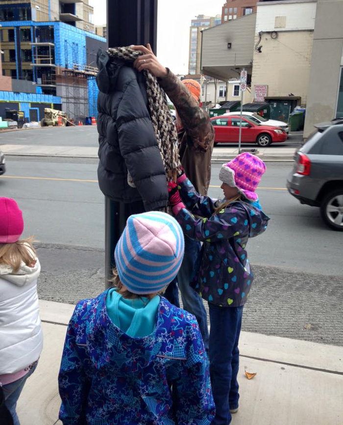 穿外套的电线杆！加拿大小女孩雪中送炭给流浪汉送冬装