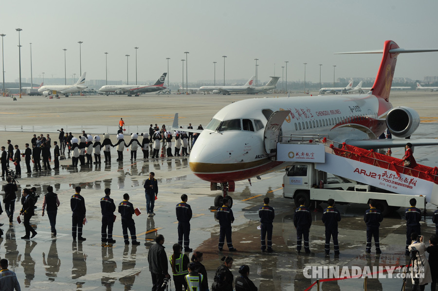 首架国产喷气式支线客机ARJ21正式交付成都航空