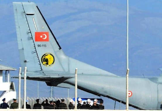 土耳其移交俄飞行员遗体 土总统仪仗队迎灵引瞩目