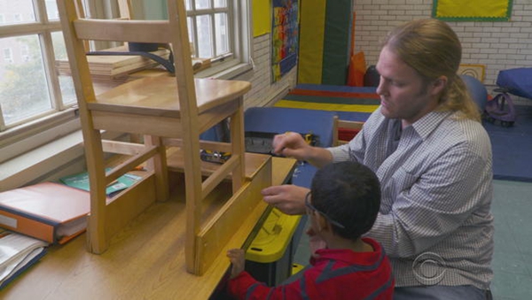 美学校理疗师化身专属木匠 为残疾儿童打造爱心桌椅