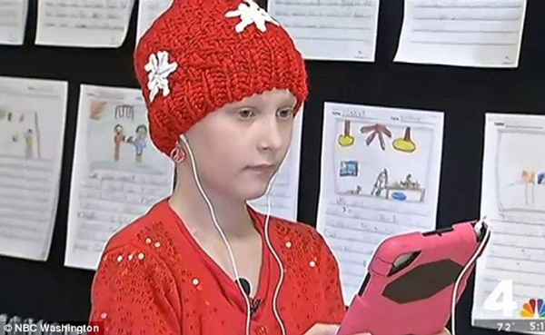 美十岁肝癌女孩“重返”校园 借助机器人上课见同学