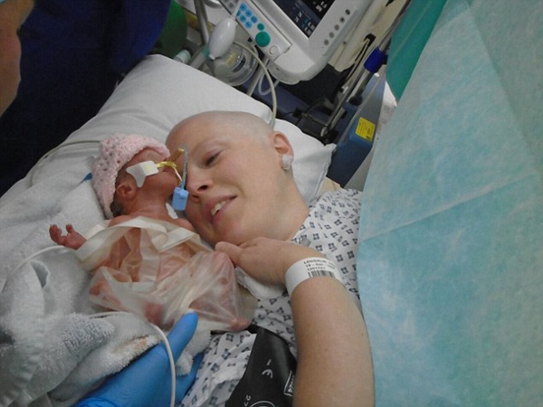 英乳腺癌母亲提前12周产女 曾因坚持怀孕推迟治疗