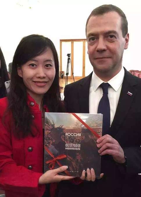 中国日报社向梅德韦杰夫赠送《百名摄影师聚焦俄罗斯》画册