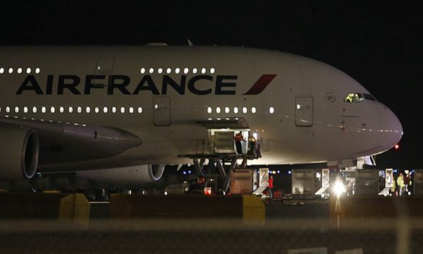 法航客机再次发现可疑包裹 紧急降落肯尼亚