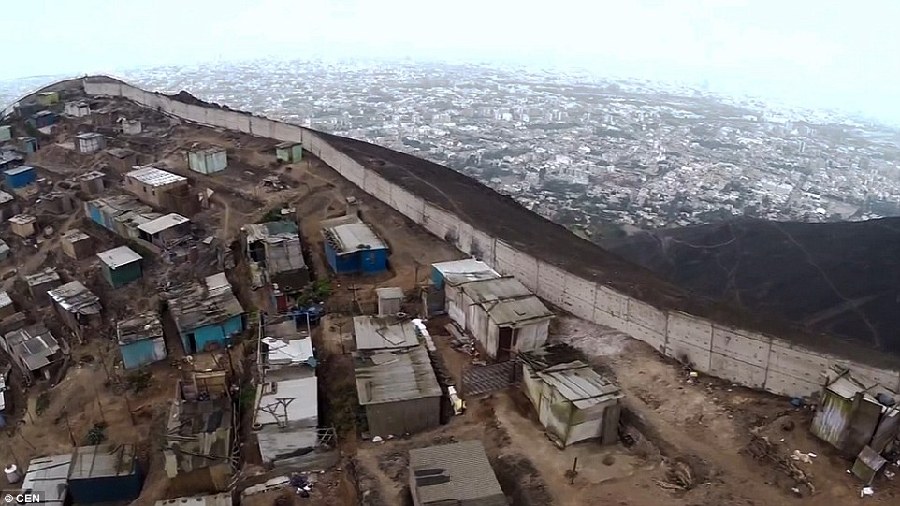 秘鲁版“柏林墙”分隔穷人和富人