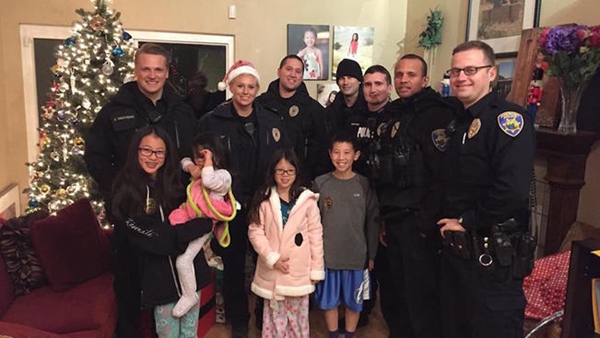 圣诞前夕华裔家中失窃 美国警察扮圣诞老人送惊喜