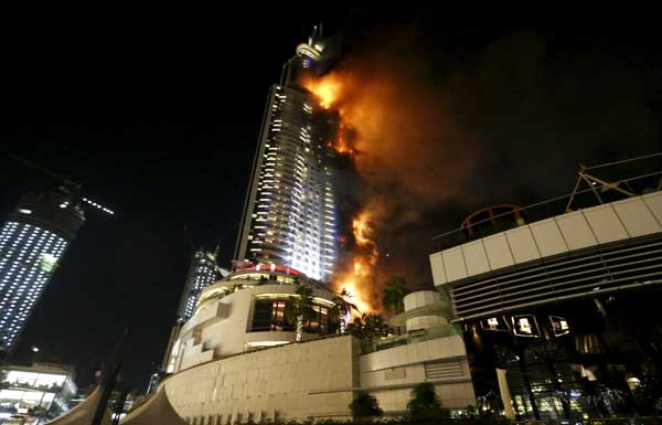 快讯：世界最高楼迪拜哈利法塔附近一酒店31日晚突发大火