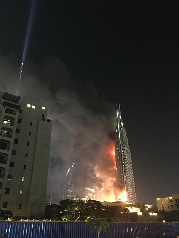 迪拜最高楼附近酒店突发大火1死16伤 新年烟火秀照常
