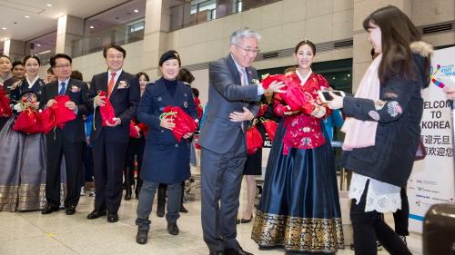 韩国两家航空公司为新年首名到访中国游客办欢迎活动