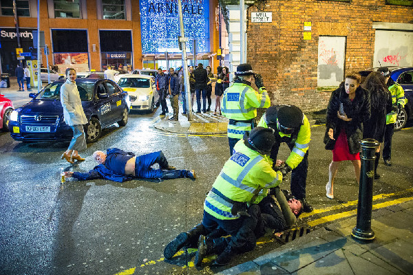英国曼彻斯特警察新年派对执法照遭恶搞 网友：堪比艺术品