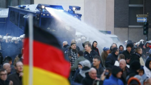 德国科隆发生反移民抗议示威 示威者与警方冲突