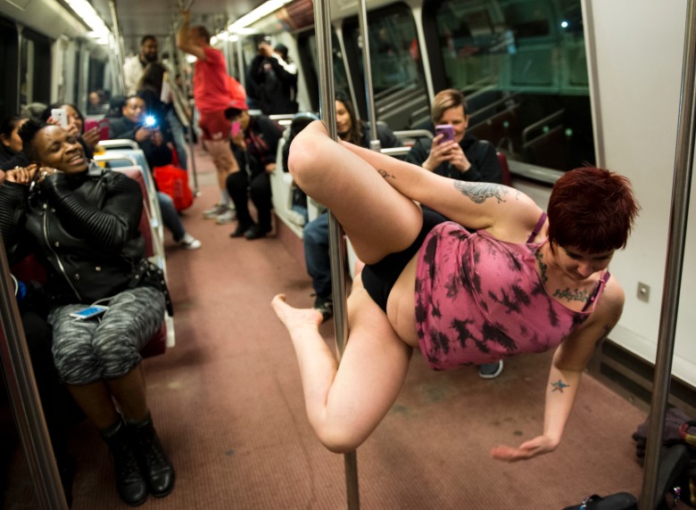 不穿裤子搭地铁活动 全球60多个城市响应