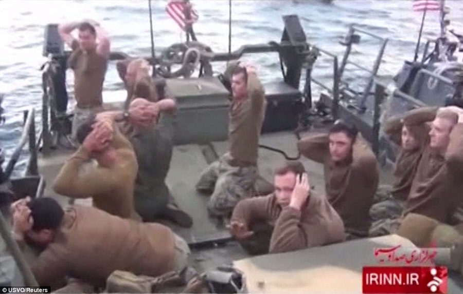 伊朗公布画面：美军跪地投降
