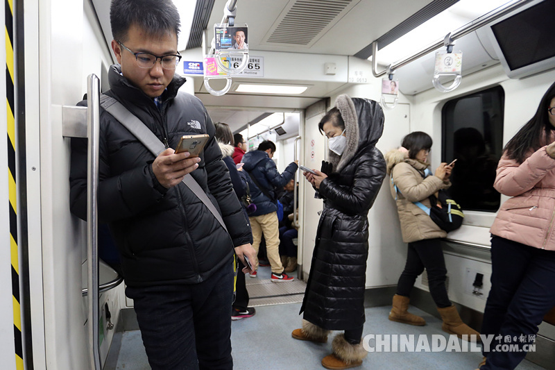 中国互联网报告：九成网民用手机上网 学生占比最大