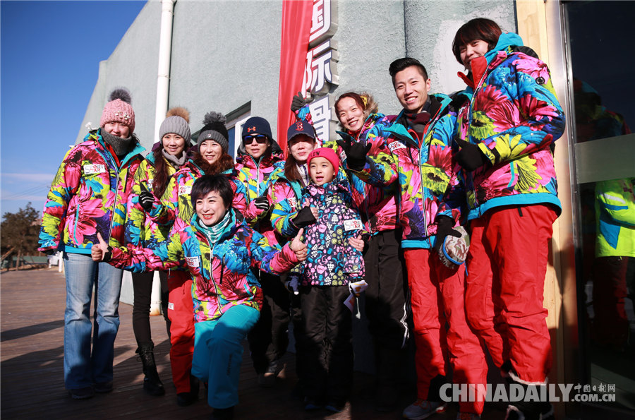 世界冠军郭丹丹教小朋友体验冰雪乐趣