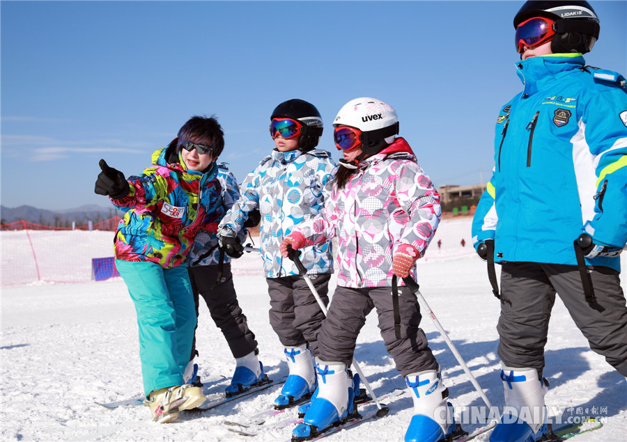 世界冠军郭丹丹教小朋友体验冰雪乐趣