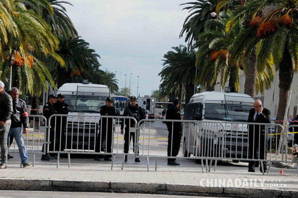 高失业率引发多地抗议 突尼斯实施全国宵禁