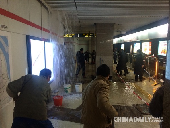 上海地铁锦江乐园站站台内屋顶漏水 水柱倾盆而下