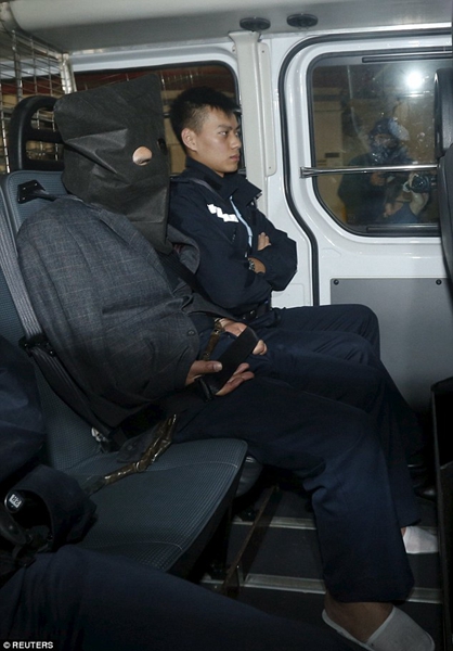 华裔男子疑在美杀害2侄子出逃 香港被捕画面曝光