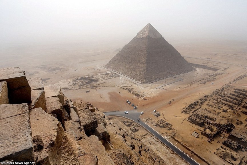 旅游拍照玩出新高度！德男子违法攀埃及金字塔
