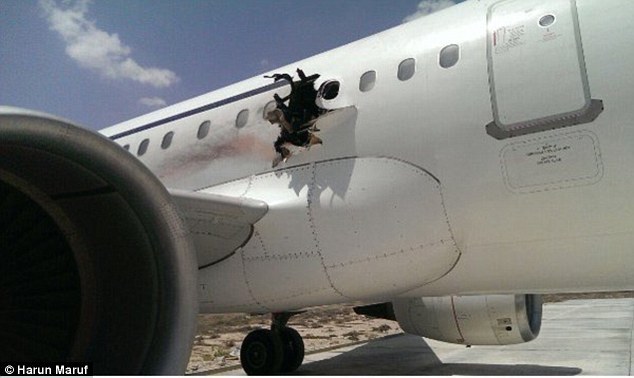 索马里客机空中爆炸 疑似携带炸弹乘客被吸出舱外