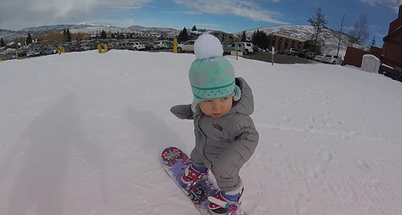 美国1岁宝宝滑雪视频走红 姿势专业萌翻网友