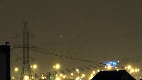 莫斯科上空惊现不明飞行物 呈菱形有序同步飞行