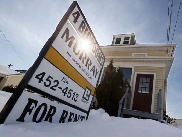 美国房产市场萧条 买房者“梦碎”重返“租房一族”