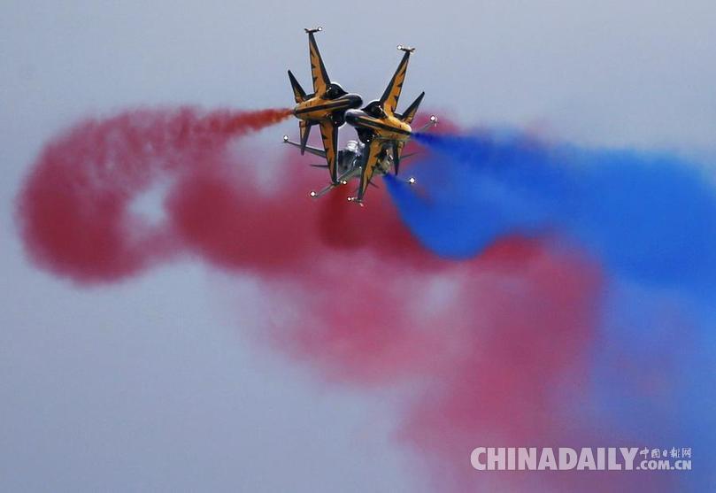 新加坡航展开幕 韩国空军“黑鹰”飞行表演队展示特技飞行