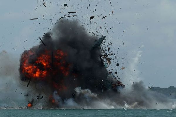 打击非法捕鱼 印尼悍炸27艘外国渔船