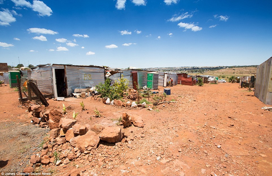 南非白人贫民窟：缺水缺电缺食物 月生活费264元