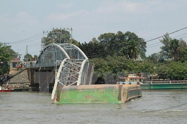 驳船撞断越南百年大桥 南北铁路运输将中断数月