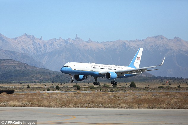 奥巴马乘坐两架“空军一号”访游阿根廷 被批乐不思蜀