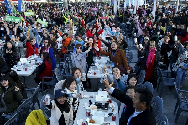 4500名中国游客在韩参加大规模啤酒炸鸡派对