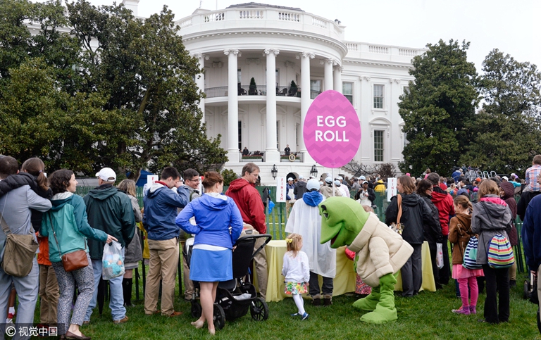 白宫年度复活节滚彩蛋活动 奥巴马夫妇“扮鬼脸”讲故事