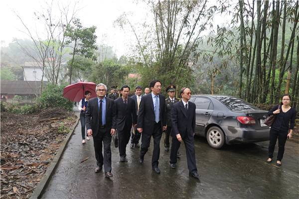 中国驻越大使洪小勇赴越南安沛省中国烈士陵园扫墓