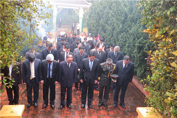 中国驻越大使洪小勇赴越南安沛省中国烈士陵园扫墓