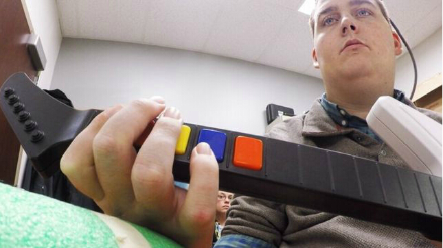 全球首例！美国新科技助四肢瘫痪小伙“弹吉他”