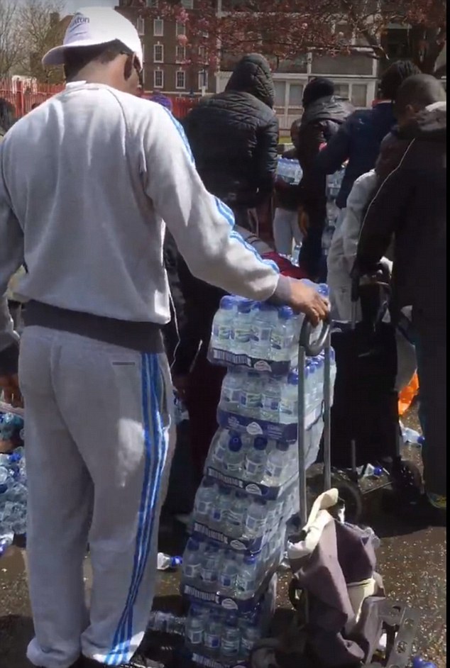 伦敦马拉松惊现偷窃丑闻 20人哄抢选手补给水
