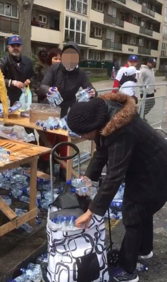 伦敦马拉松惊现偷窃丑闻 20人哄抢选手补给水