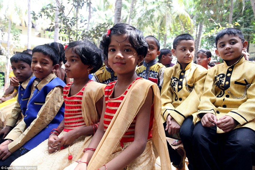 印度一学校拥有28对双胞胎 老师表示很心累
