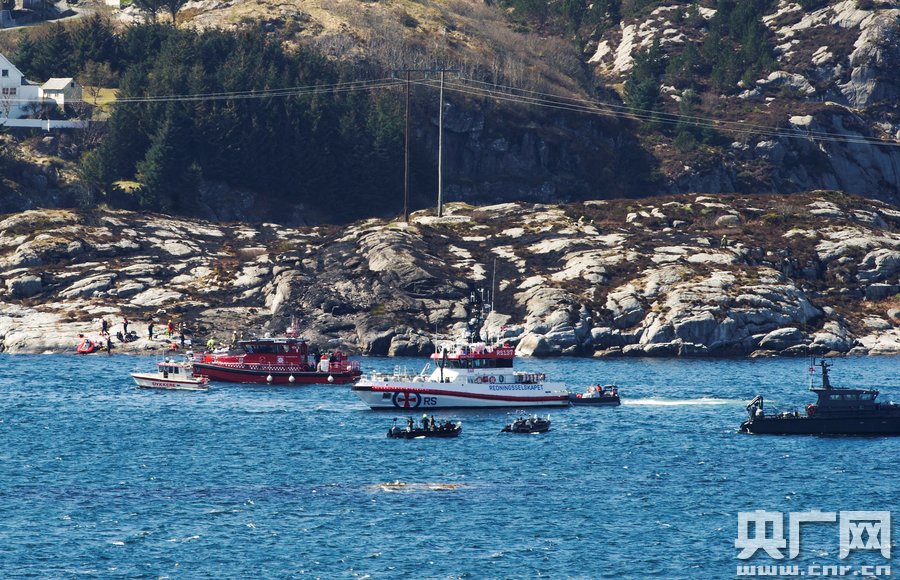 挪威一架直升机坠毁 救援人员现场搜救（图）