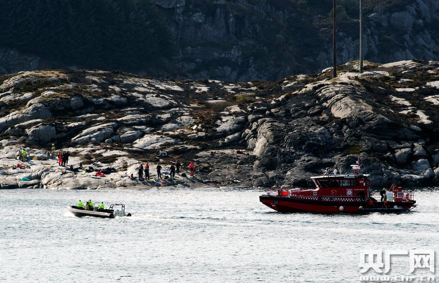 挪威一架直升机坠毁 救援人员现场搜救（图）