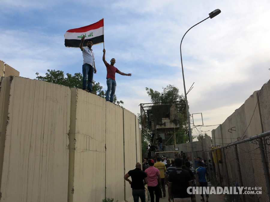 数千民众冲击政府机构占领议会 伊拉克首都进入紧急状态