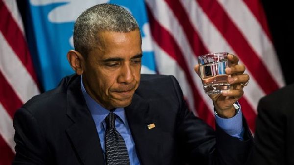 奥巴马“以身试水” 回应弗林特水污染危机
