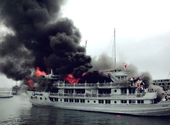 越南高级邮轮突起大火 众多游客跳海逃生