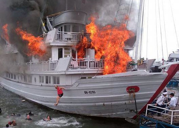 越南高级邮轮突起大火 众多游客跳海逃生
