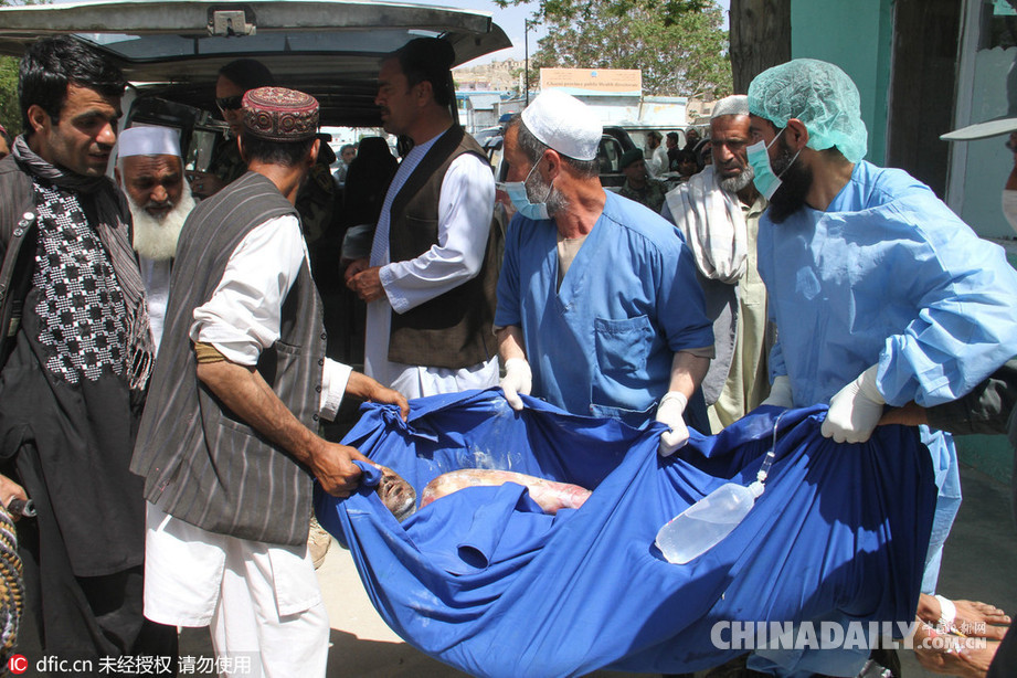阿富汗两辆客运大巴与油罐车相撞 致73死50余人伤