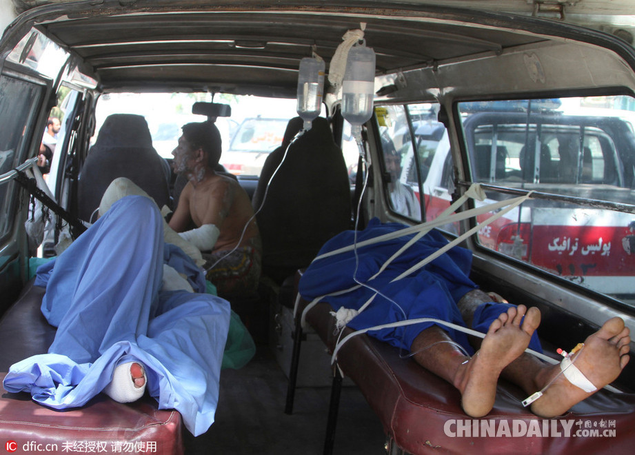 阿富汗两辆客运大巴与油罐车相撞 致73死50余人伤
