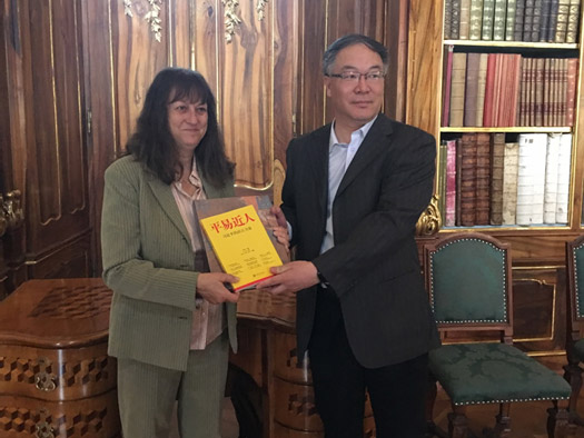捷克斯特拉霍夫图书馆永久收藏《平易近人—习近平的语言力量》